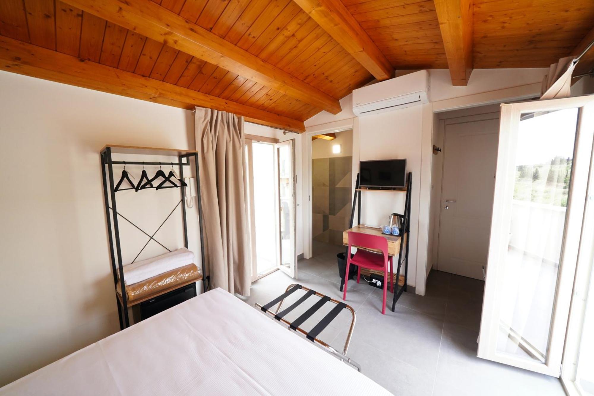 Ducas Rooms And Suite Lascari Exterior photo